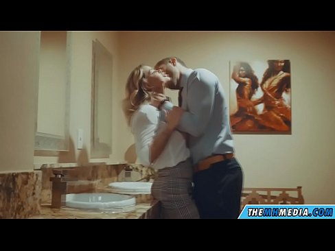 ❤️ Kiam belplena blondulo delogas vin en publika necesejo Anala porno ĉe ni % eo.courseclass.ru% ❌❤